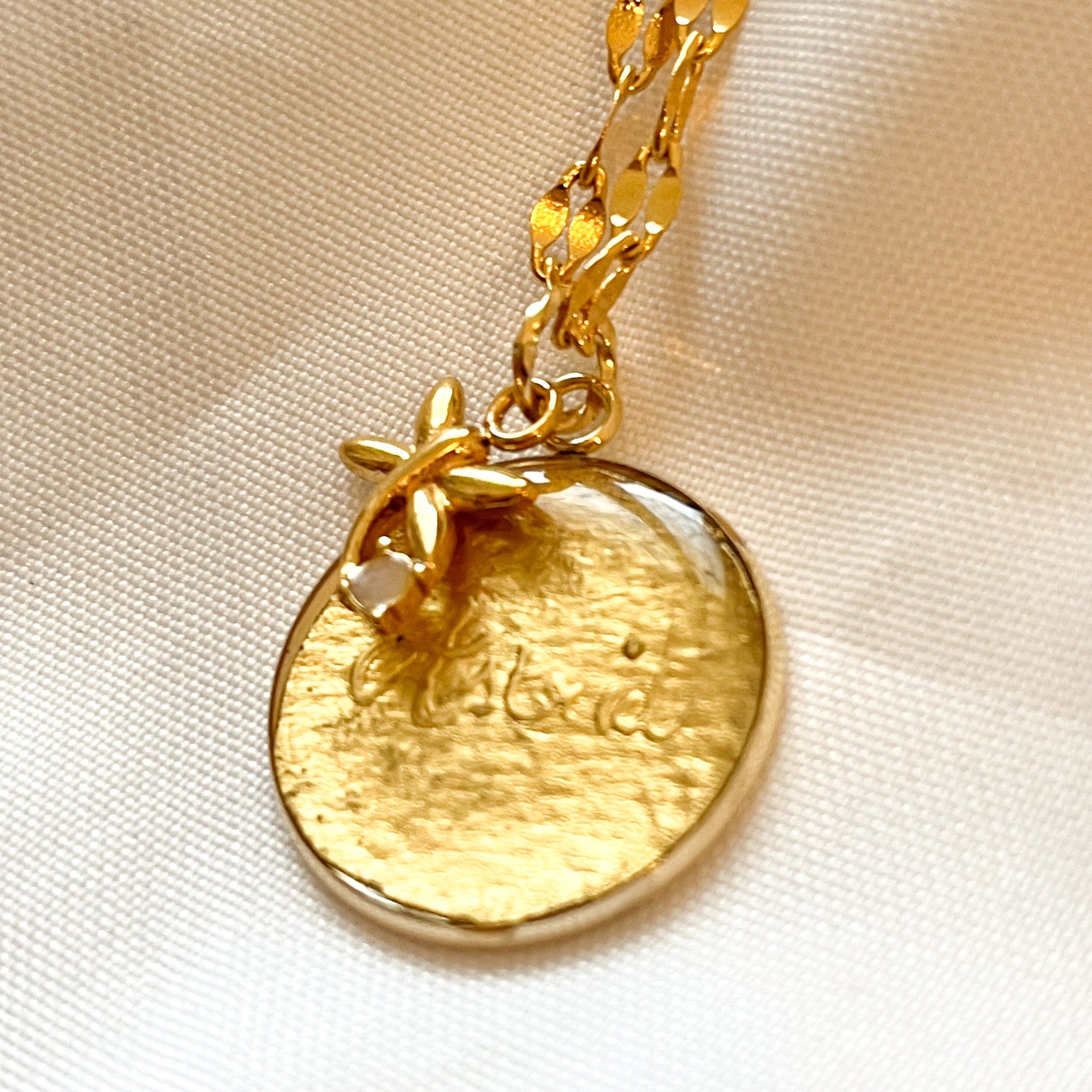Médaille peinte sur fond or