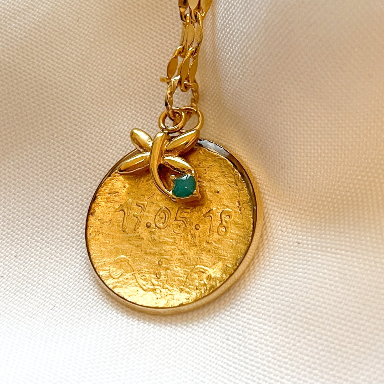 Médaille peinte sur fond or